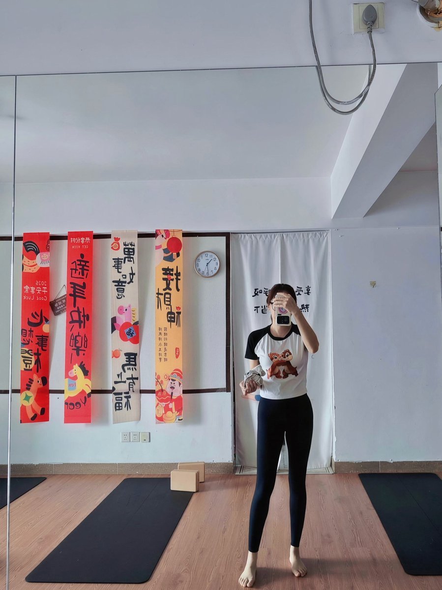Chobyelo's tweet photo. 昨日🧘‍♀️✅
今日☕️✅
今日🧘‍♀️❌
#瑜伽课 
#运动打卡 
#对镜自拍 https://t.co/6O6Yl6nJRN