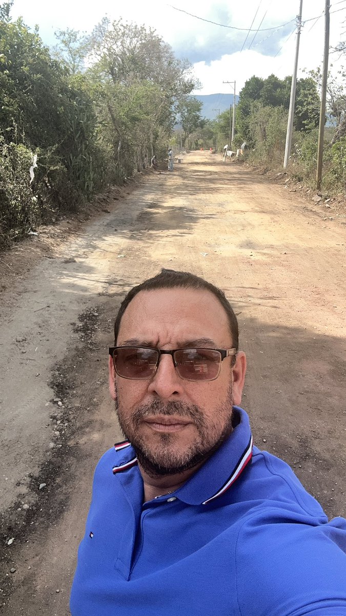 rcv04's tweet photo. Ahí va la obra de pavimentación estamos esperando a los vecinos señalen sus tomas de agua vamos a introducir agua potable, luminarias y agregaremos una banqueta que no venía contemplada primero Dios quedará una chulada esta obra en San Agustín Amatengo 25 años en el ajo. https://t.co/Fd9xFTo2xP