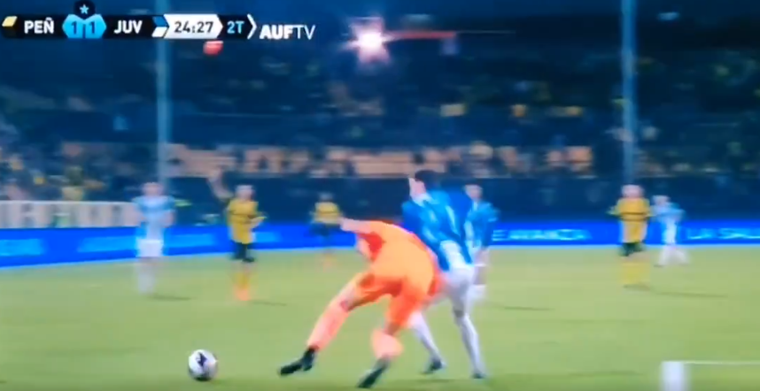 sergiouy125's tweet photo. 🤓⚽️Lo sujeta del brazo, lo clava de cabeza, pero el foul es de Aguerre !! #afane https://t.co/WZrHDh7E5X