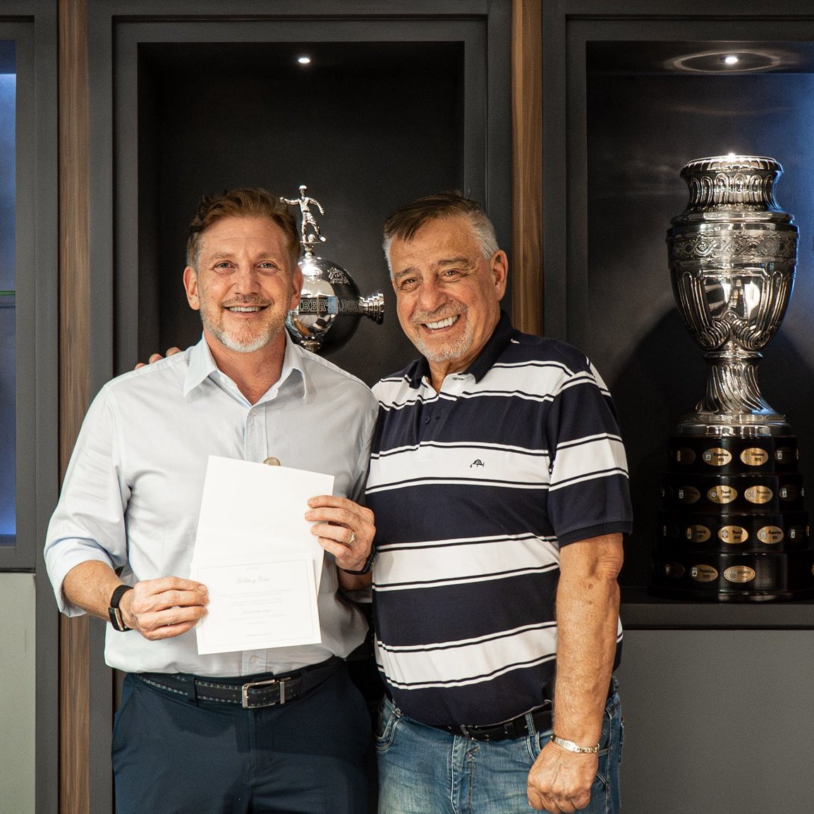 Alejandro Domínguez celebra emotivo reencuentro con Ever Hugo Almeida.
deporvito.com/alejandro-domi…