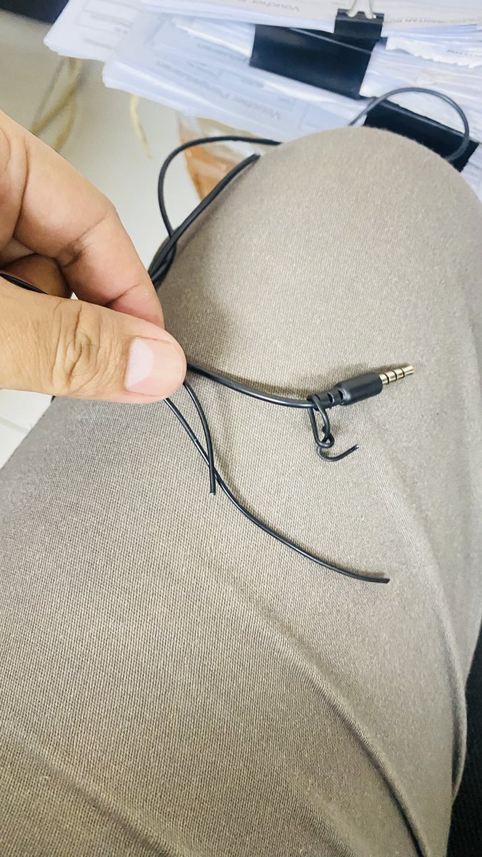 Sugeng_Gengsu's tweet photo. Pagi pagi nyalain laptop sambil mau kerja, tiba2 headset udah kaya gini, ini fix dipotong kan ya ? Bukan digigit tikus… rese amat sih https://t.co/v9pTTX55GD