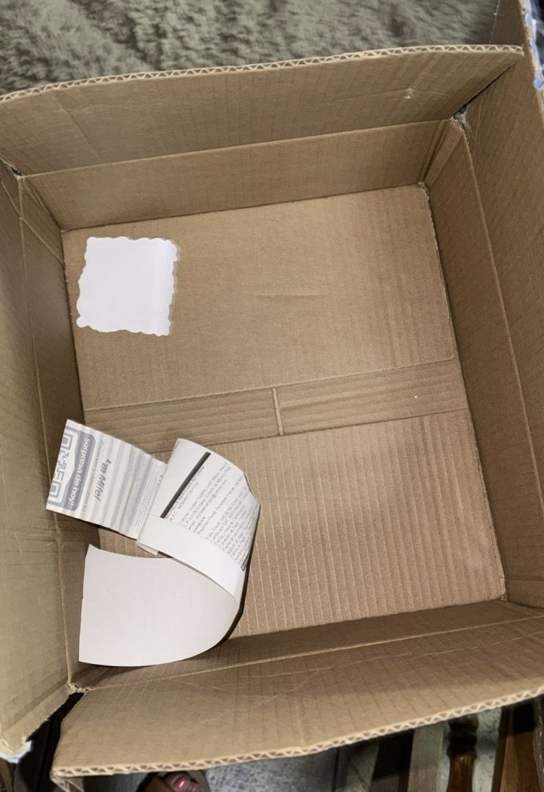 Nahisla's tweet image. Hoy le tocó a mi hermana #Uber #Robo #Delivery  @Uber_MEX @Uber_Support el driver SAID NOÉ, del Chevrolet Aveo con placa LXM095A, ROBÓ los Crocs que contenía esa caja, y OBVIO no contesta la llamada.
El adulto mayor q recibió, no tuvo la malicia de revisar antes de que se fuera.