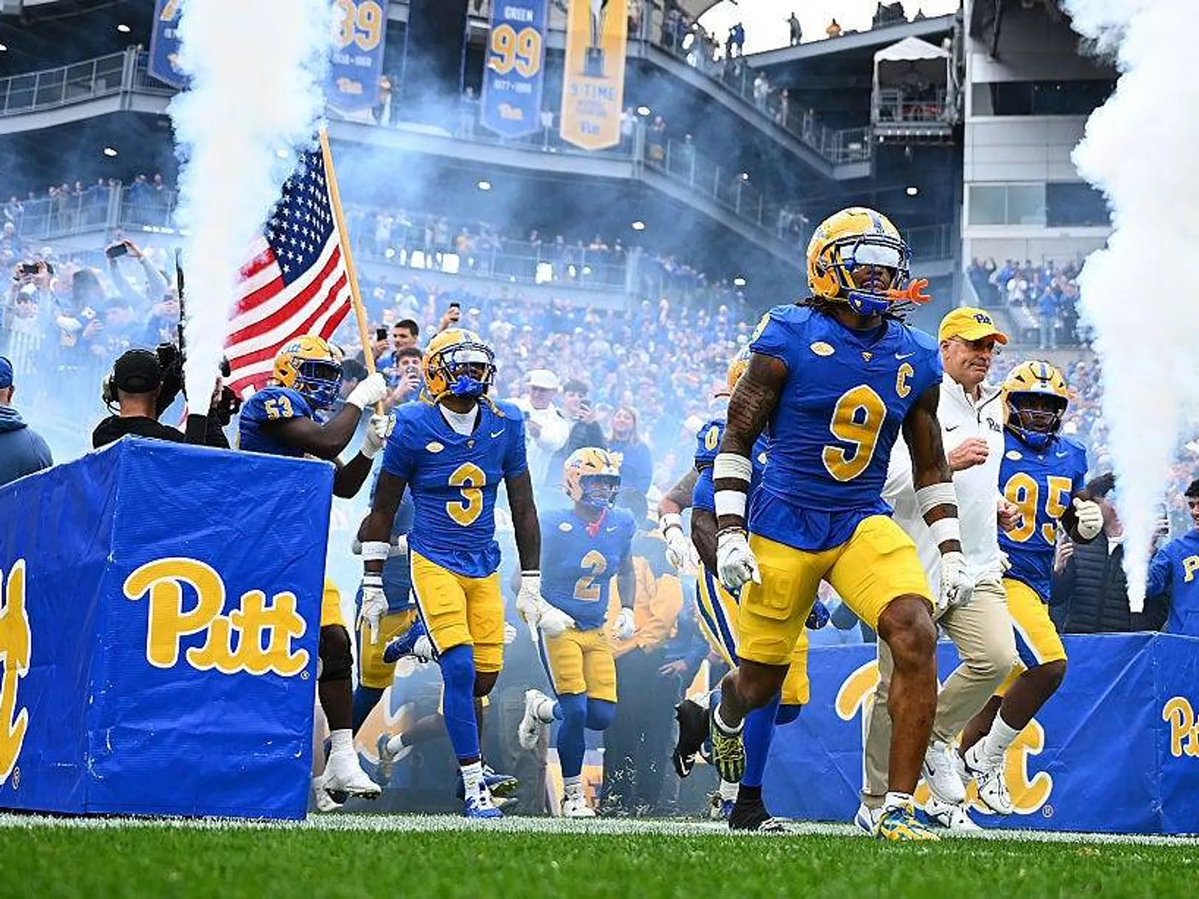 TerranceJr's tweet image. Beyond blessed and grateful !
Pitt Offered!  @Pitt_FB 
@LindseyLamar5 @Kb1Raw @CoachDuzzPittFB 
@DemathaFootball 
@BlairAngulo @BrandonHuffman @TheUCReport
@adamgorney @coach_Tgrant @5thquarternews