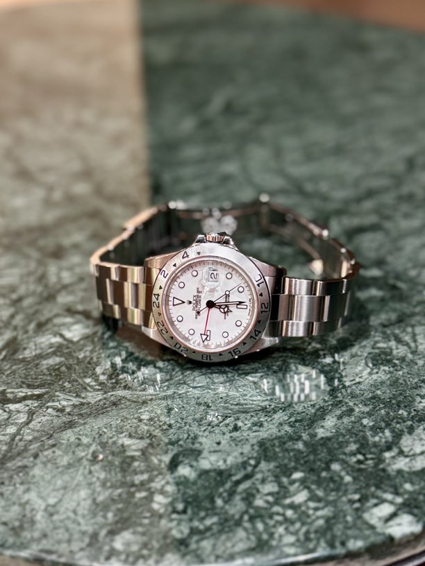 TheSlowTick's tweet image. Rolex Explorer II. Love the white dial on the Explorer II. 
📸: @bowsuke333 
#Rolex #luxury #photography #menswear #watches #watchmaking