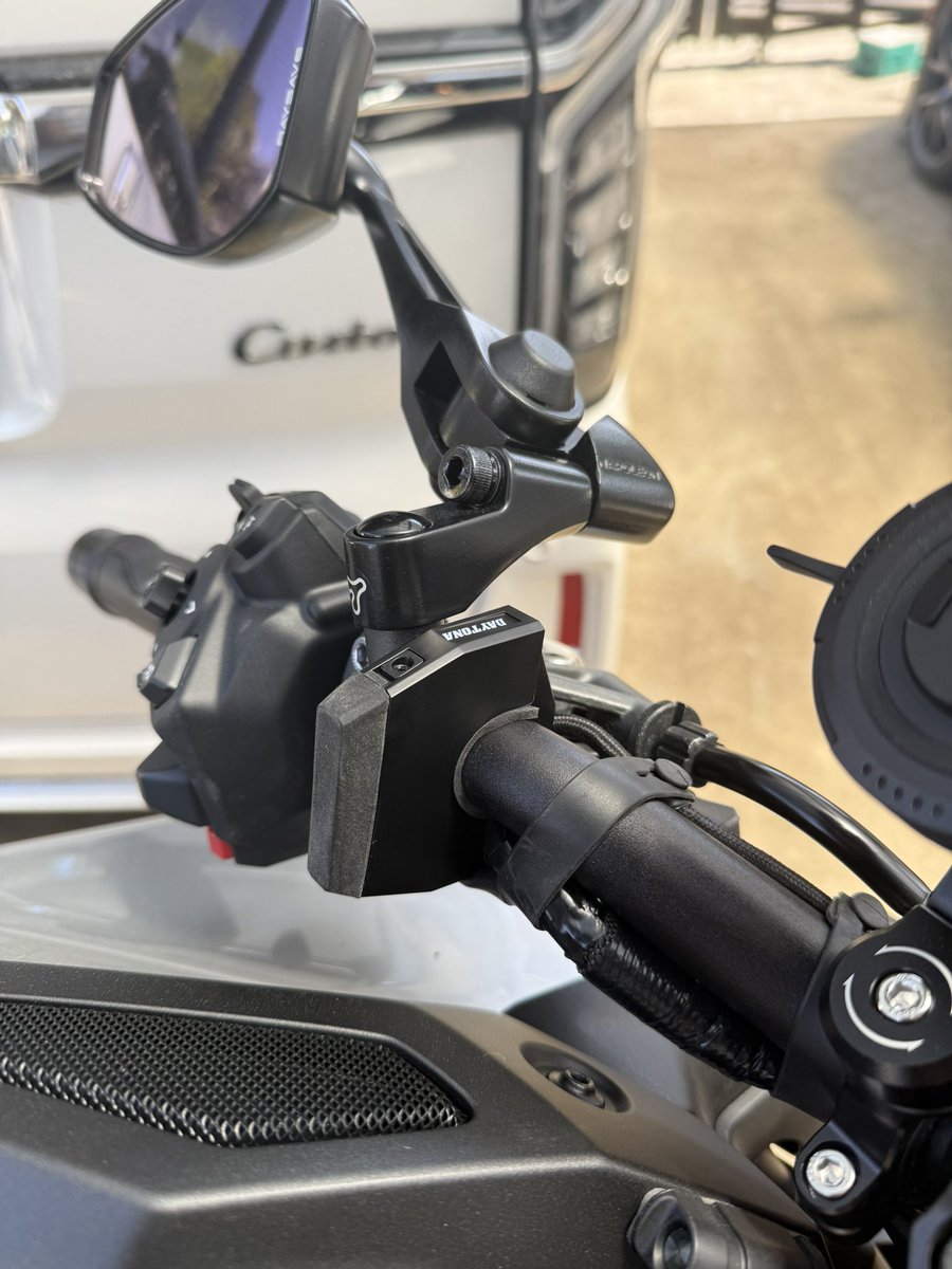 KAZU_MT09SP's tweet image. 配線加工したが無事にUSBコネクター装置。😊
#電源取り出し
#デイトナ
#USB