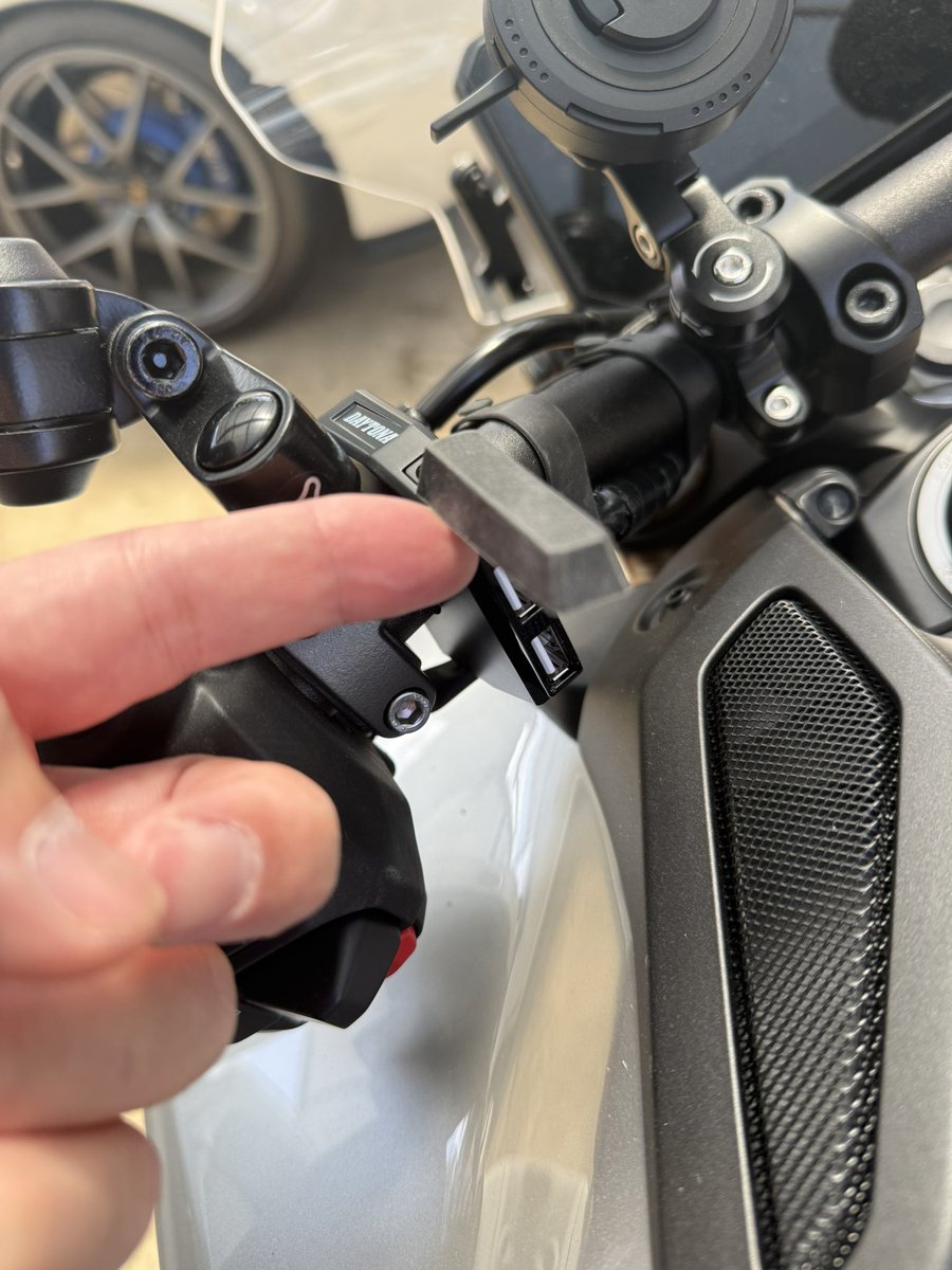 KAZU_MT09SP's tweet image. 配線加工したが無事にUSBコネクター装置。😊
#電源取り出し
#デイトナ
#USB