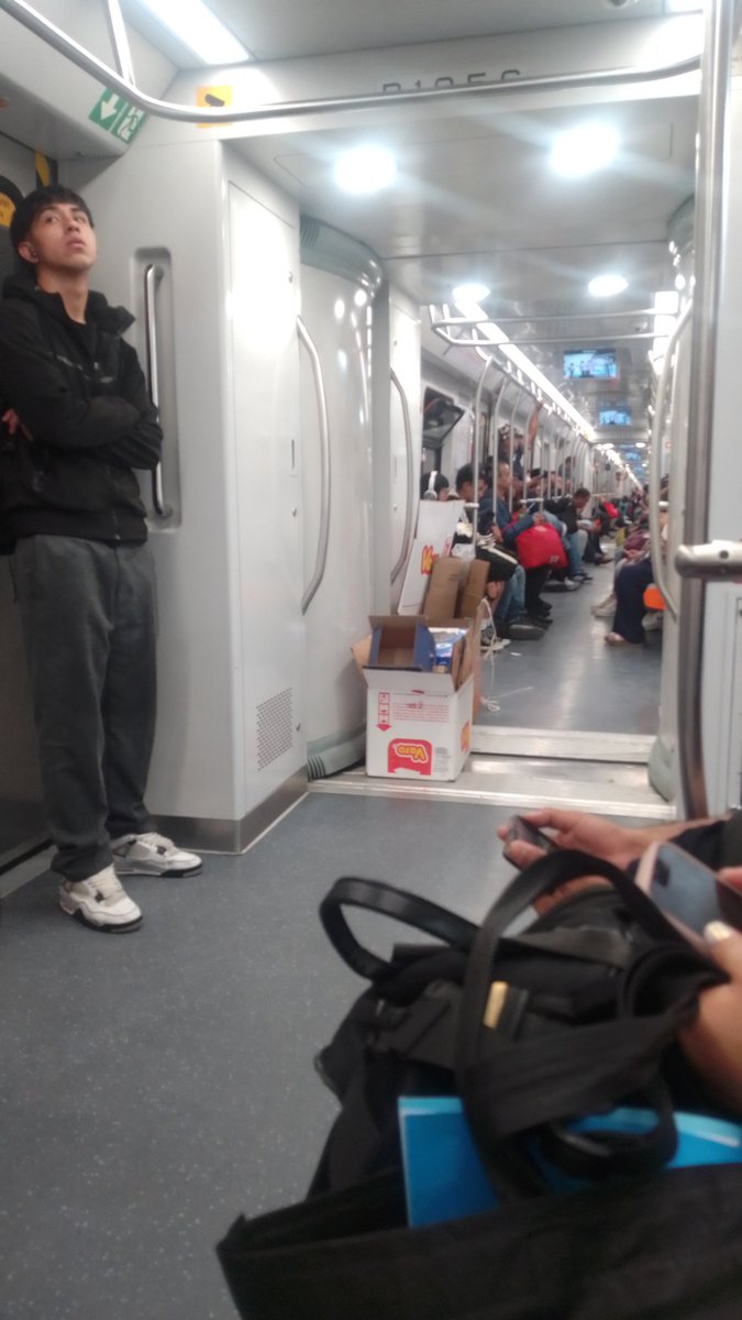 serchman4's tweet photo. Viajando con un montón de basura línea 1 vagón D1056 https://t.co/4zU7hoxDxU