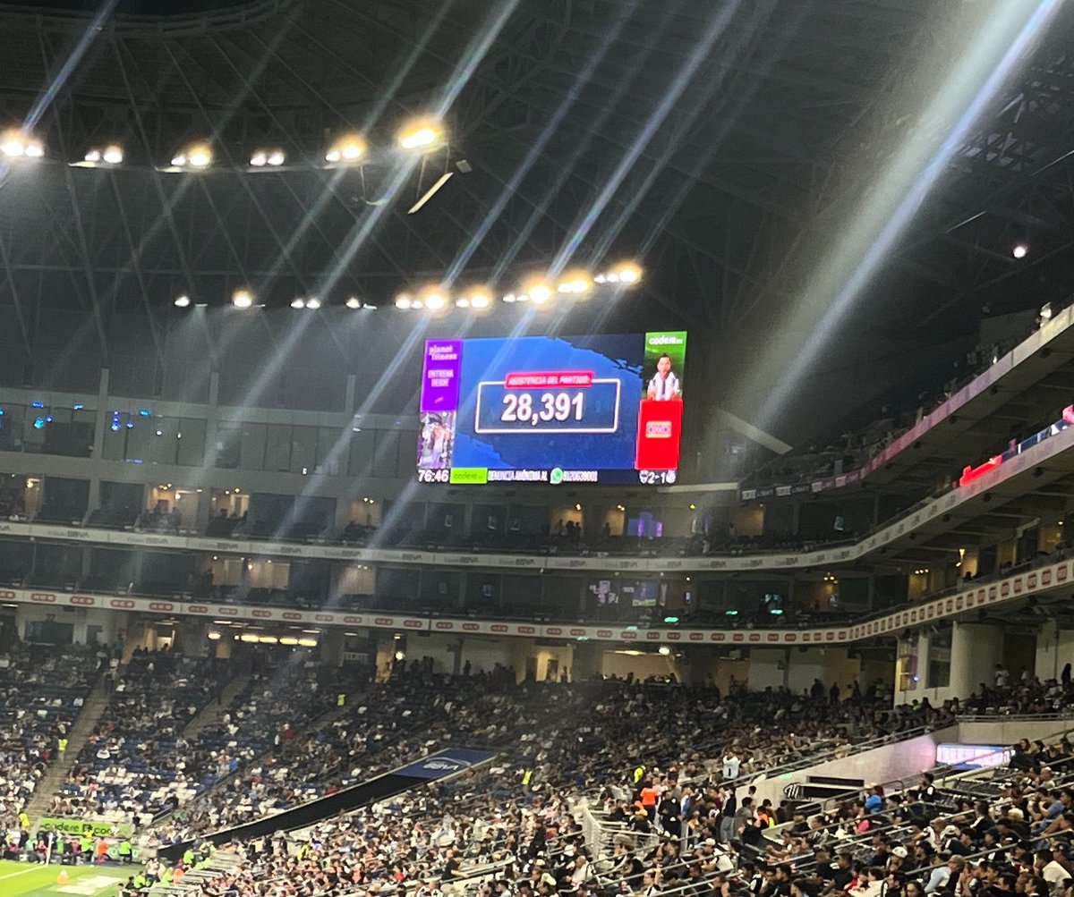 Monterrey metió 40 mil personas el Sábado vs Pachuca (lloviendo y prácticamente eliminados) y hoy metió 28 mil ya eliminados un Martes a las 9:00pm vs PUEBLA.

Afición enorme para directivos y jugadores tan pequeños.