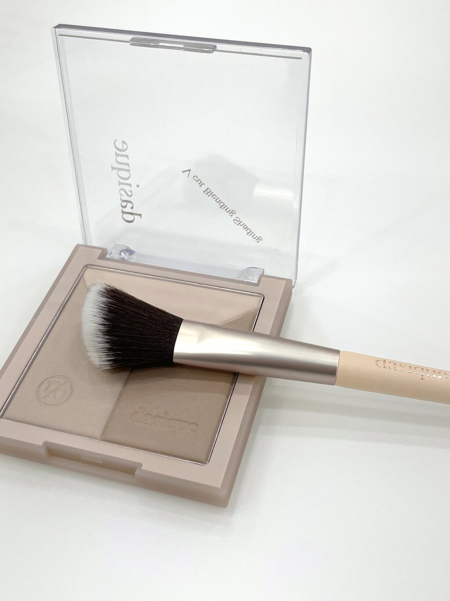 dasiquekr's tweet image. 브이컷 블렌딩 쉐딩 브러쉬 기획세트로
나오는구나~ 내 얼굴 윤곽 잡는 데에 도움 주겠구나~
브러쉬랑 찰떡 궁합이겠구나~

#팔로우+#RT 만 하면
웜/쿨 블렌딩 쉐딩 기획세트를
총 2분께 드려욧!!
(*희망 컬러 기재 필수!)

기간: 4/22~4/24
당발 : 4/27