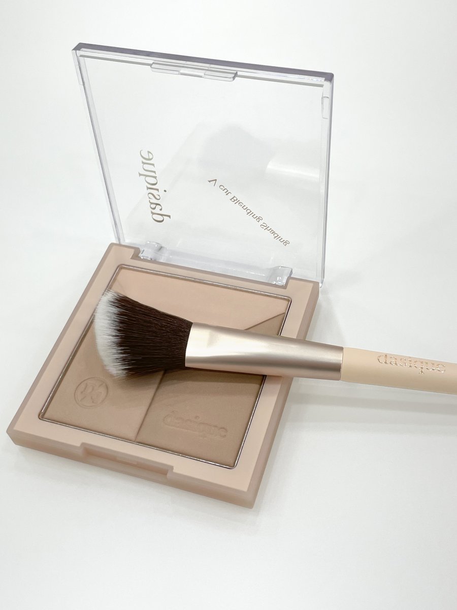 dasiquekr's tweet image. 브이컷 블렌딩 쉐딩 브러쉬 기획세트로
나오는구나~ 내 얼굴 윤곽 잡는 데에 도움 주겠구나~
브러쉬랑 찰떡 궁합이겠구나~

#팔로우+#RT 만 하면
웜/쿨 블렌딩 쉐딩 기획세트를
총 2분께 드려욧!!
(*희망 컬러 기재 필수!)

기간: 4/22~4/24
당발 : 4/27