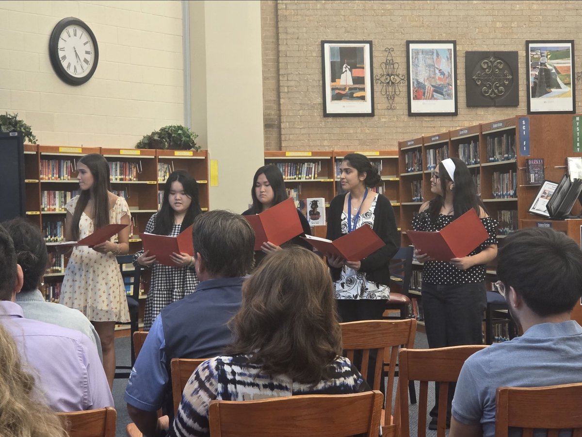 Maclle's tweet image. Eight new Cougars inducted into the Hispanic National Honor Society!! 👭👫 Motto: All Together For One Goal!!  #CreatingASenseofBelonging @cycreekhs #ProudPrincipal