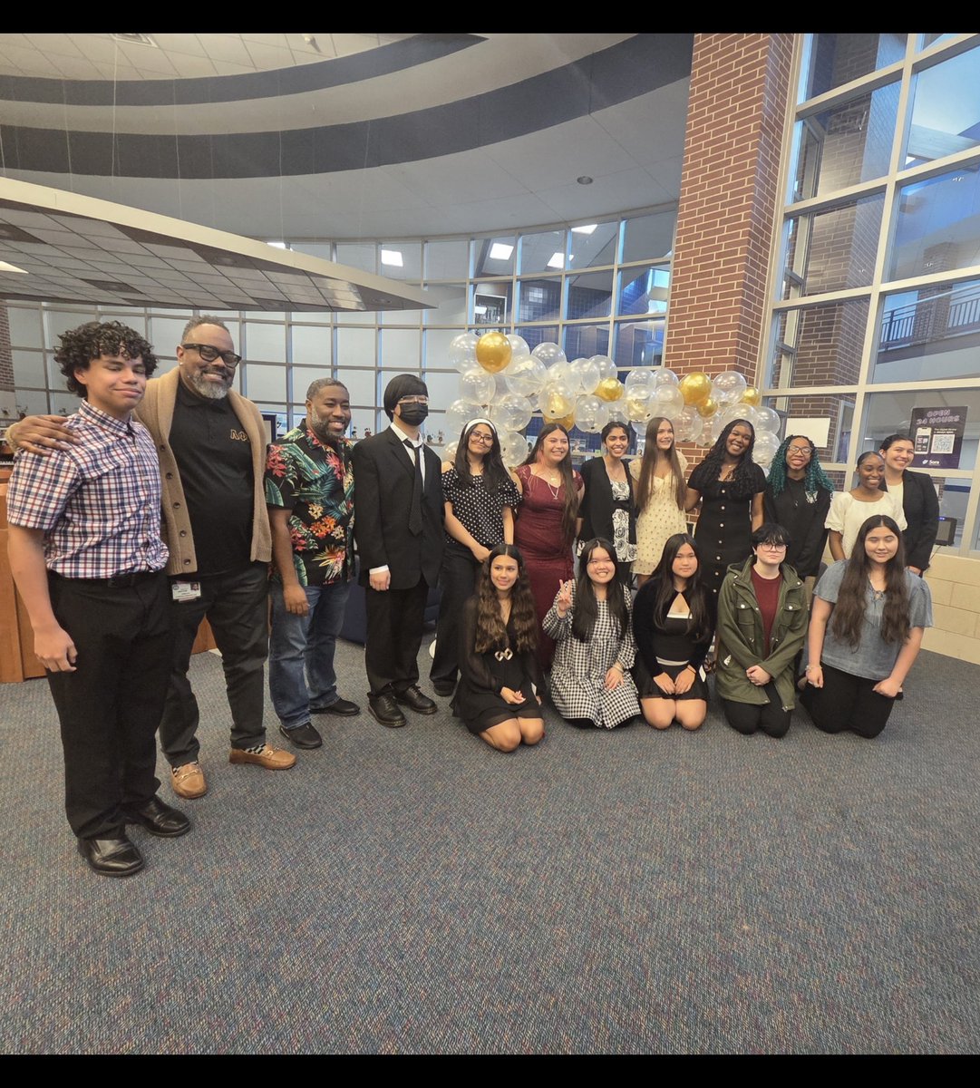 Maclle's tweet image. Eight new Cougars inducted into the Hispanic National Honor Society!! 👭👫 Motto: All Together For One Goal!!  #CreatingASenseofBelonging @cycreekhs #ProudPrincipal