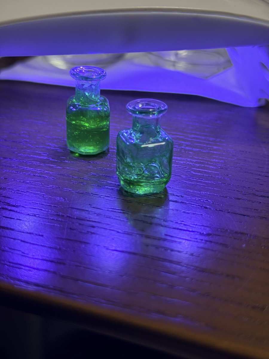 oziegirldiaries's tweet image. これがこうなる🧪ウィキッドグッズ💚
せっかくwizard of ozがあるので作ってみました！
#wicked