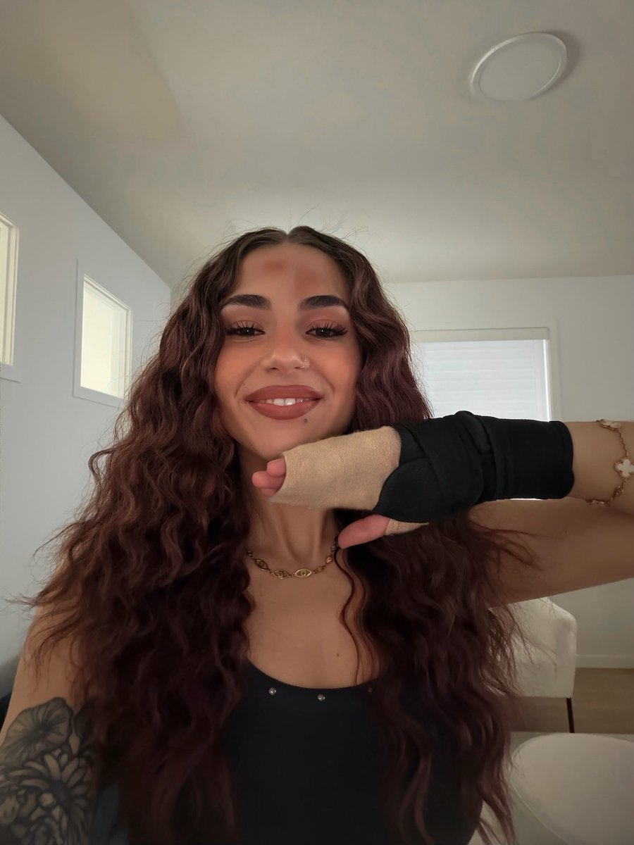 tsunadaye's tweet image. Hey frens this was me when I got into a head on collision car accident a couple months ago n my life did a 180 but I’m alive if U even care