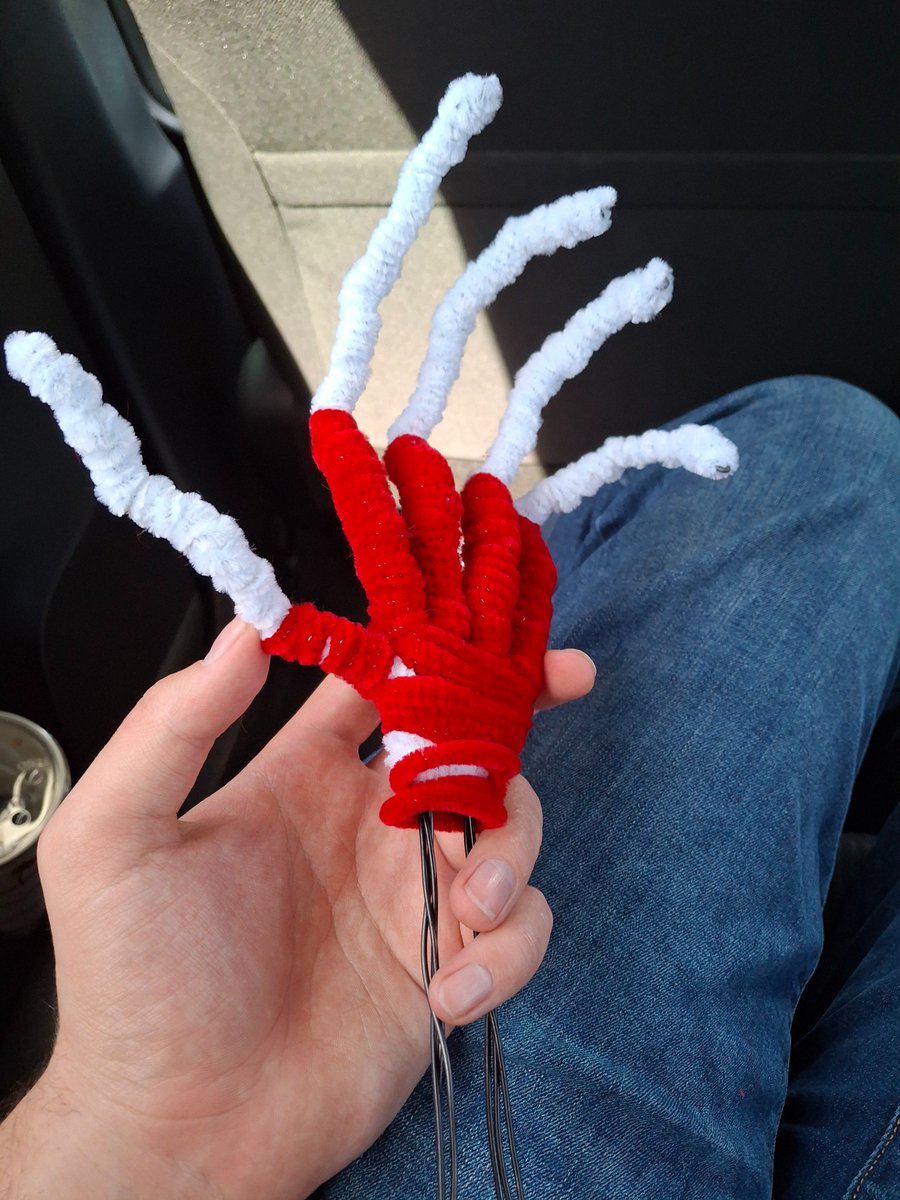 Squidzilz1's tweet photo. Life size Chip part 2: left grip
Built skeleton up for the fun of it and so he can shed like canon
#jrwifanart #pipecleaners #jrwi https://t.co/cR1tqqjdeh