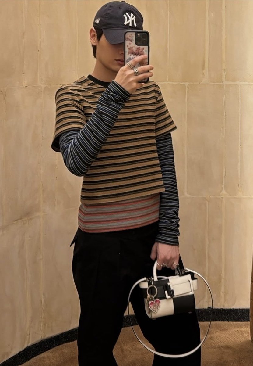 หนึ่งในเทรนด์แฟชั่นที่มาแน่ในช่วง Spring 2026 นี้ คือ การเลเยอร์เสื้อโปโลลาย หลายหลายสี ให้ออกมาดูสนุก สดใส Mix&amp;Match กันได้ไม่รู้จบ ซึ่ง CEO กันอรรถ เคาะแล้วว่า #G_Gente เสิร์ฟ ใครยังไม่ลอง จัดเลยก่อนตกขบวน💯💫

<a href="/AtthaphanP/">ATTHAPHAN PHUNSAWAT</a>
#กันอรรถพันธ์
#GunAtthaphan
ข้อมูล IG: 3oudotcom