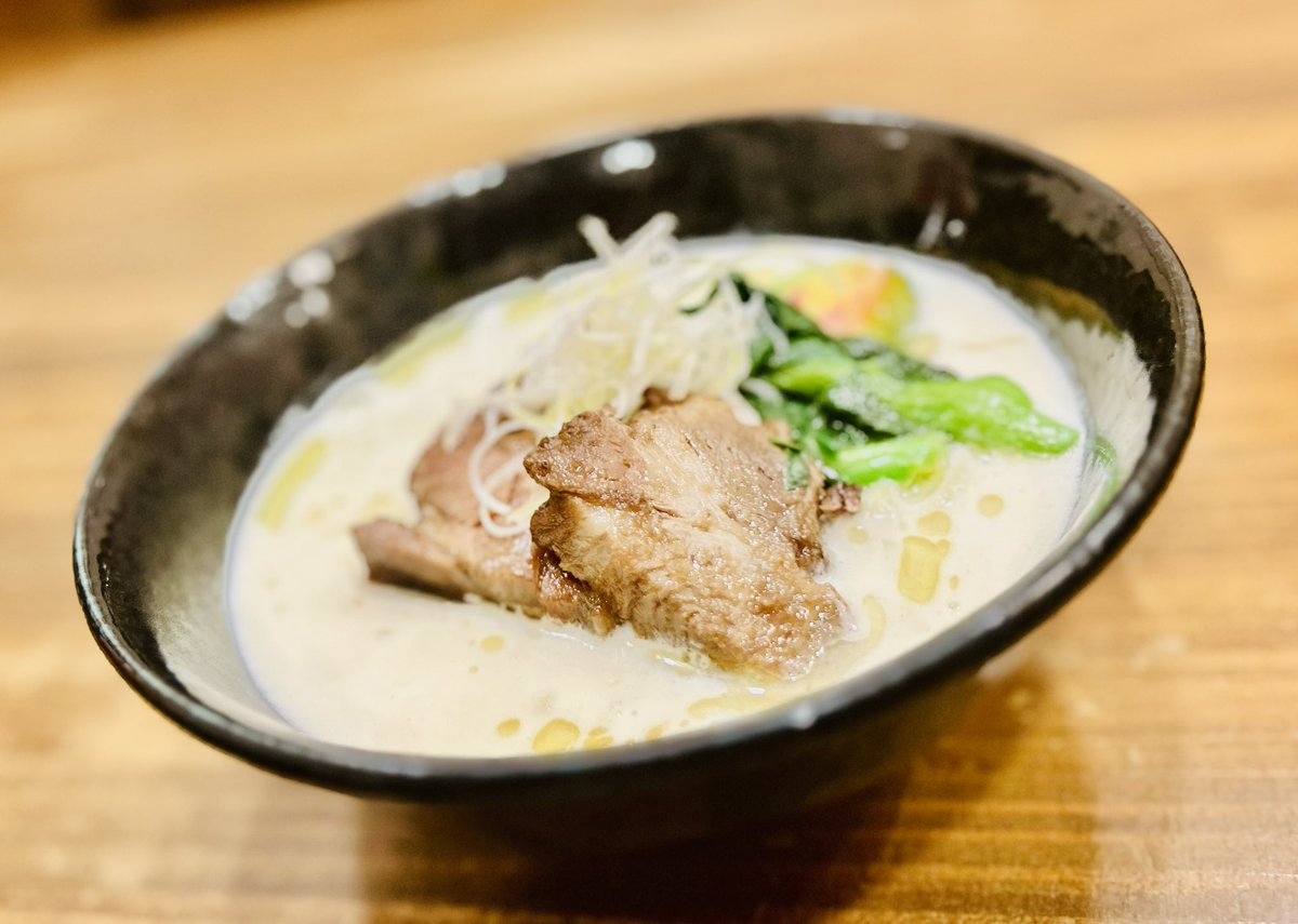 RE57947476's tweet photo. こんにちは〜😊

お客様のリクエストが多かったので、
急遽、先月のラーメンこと、

『新玉ねぎのポタージュと肩ロースの角煮』を
本日より限定20食ですが、ご用意いたました♪
また食べたい方、食べたかった方、
ぜひお越しください^ ^

#新玉ねぎ
#ポタージュ 
#角煮 
#ラーメン
#限定 https://t.co/QY6epJdoff
