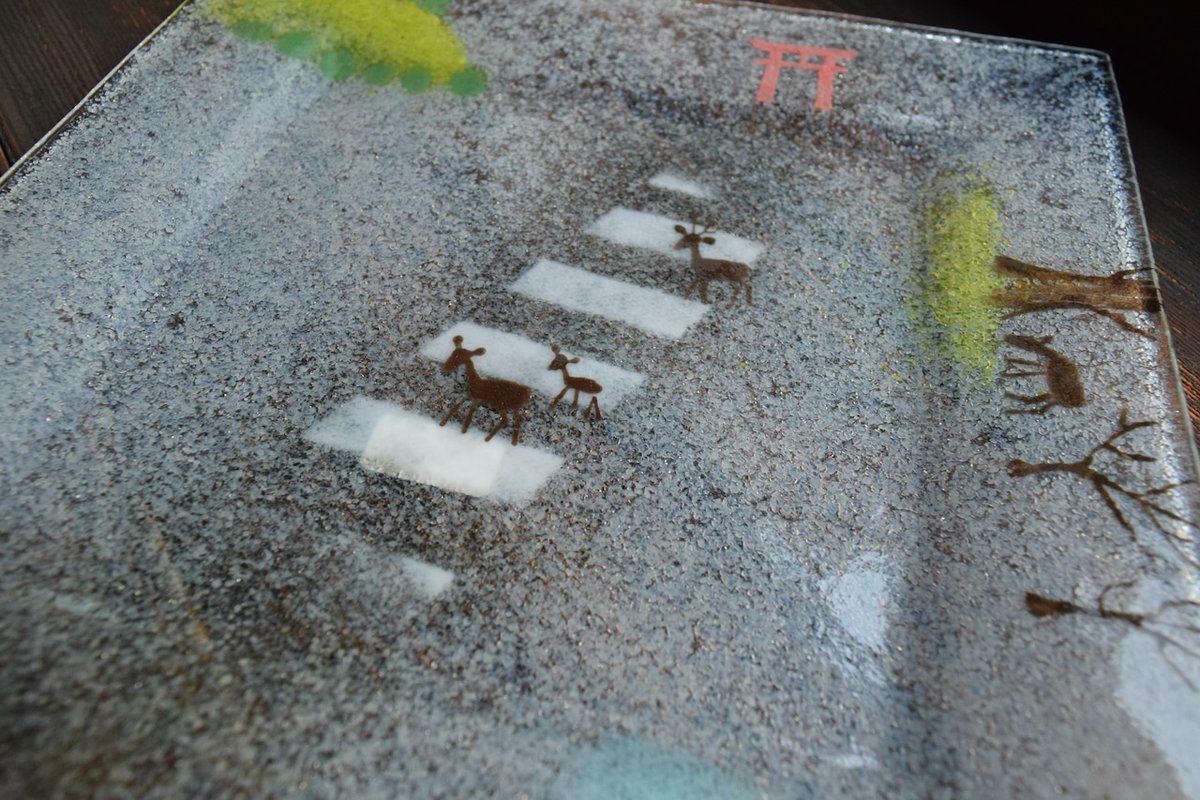 NaraCrafts's tweet photo. 鹿と横断歩道、
平城宮跡と線路。

ふたつの時間が並ぶような風景が、
ガラスの中に描かれています。

見慣れた景��も、
少し違って見えてくる一枚。 https://t.co/aFjwtdGTuJ
