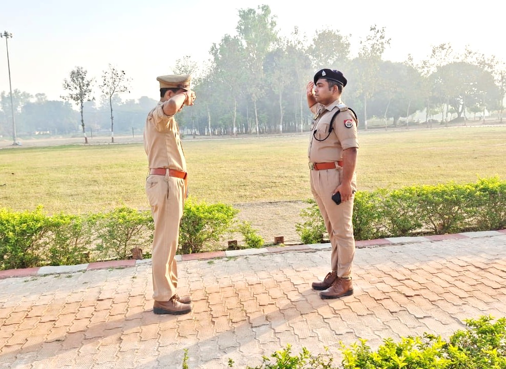 kushinagarpol's tweet image. 👉 #Kushinagar क्षेत्राधिकारी लाइन श्री जयन्त यादव द्वारा रिजर्व पुलिस लाइन में बुधवार परेड की ली गयी सलामी व परेड का किया गया निरीक्षण-
👉 शारीरिक एवं मानसिक रूप से फिट रहने के लिए परेड को दौड़ लगवाई, परेड में एकरूपता व अनुशासन बनाए रखने के लिए टोलीवार ड्रिल करवाई गयी।
#UPPolice