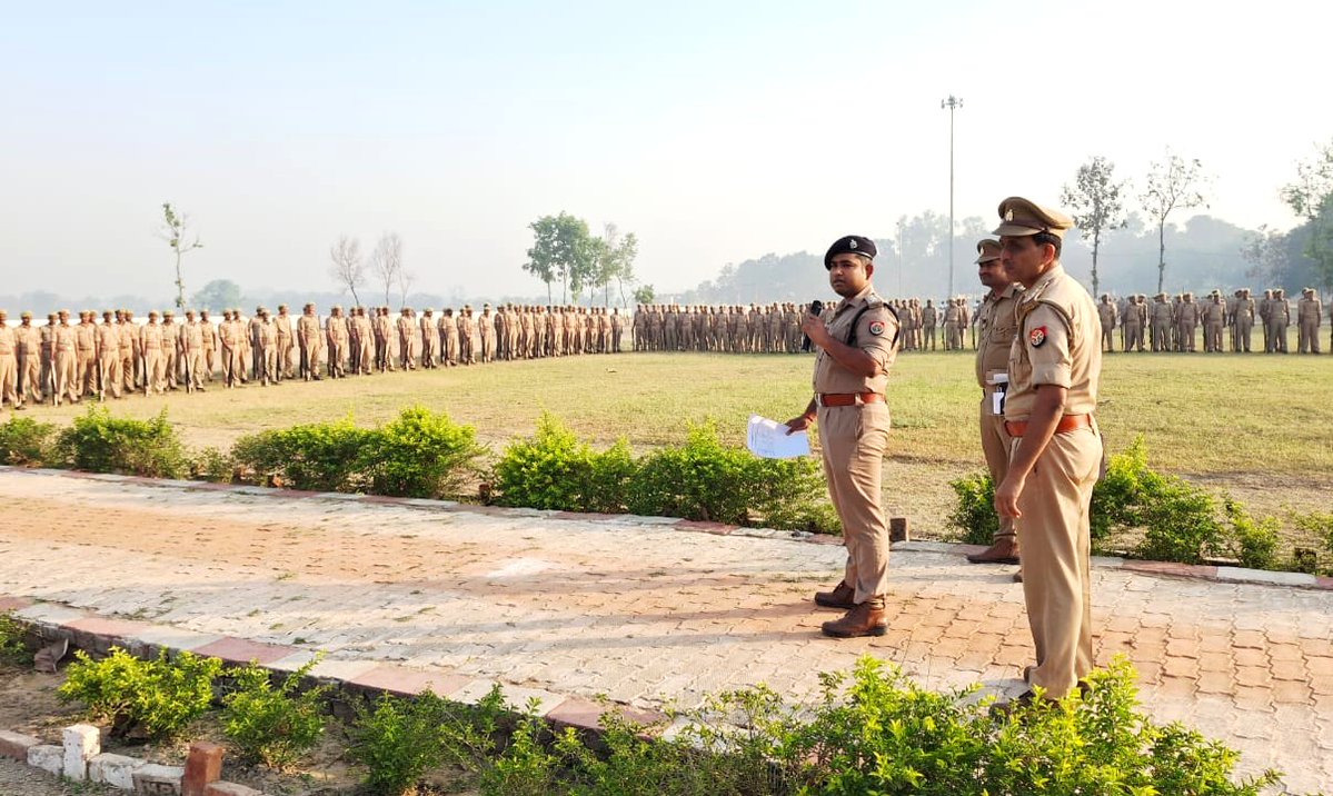 kushinagarpol's tweet image. 👉 #Kushinagar क्षेत्राधिकारी लाइन श्री जयन्त यादव द्वारा रिजर्व पुलिस लाइन में बुधवार परेड की ली गयी सलामी व परेड का किया गया निरीक्षण-
👉 शारीरिक एवं मानसिक रूप से फिट रहने के लिए परेड को दौड़ लगवाई, परेड में एकरूपता व अनुशासन बनाए रखने के लिए टोलीवार ड्रिल करवाई गयी।
#UPPolice