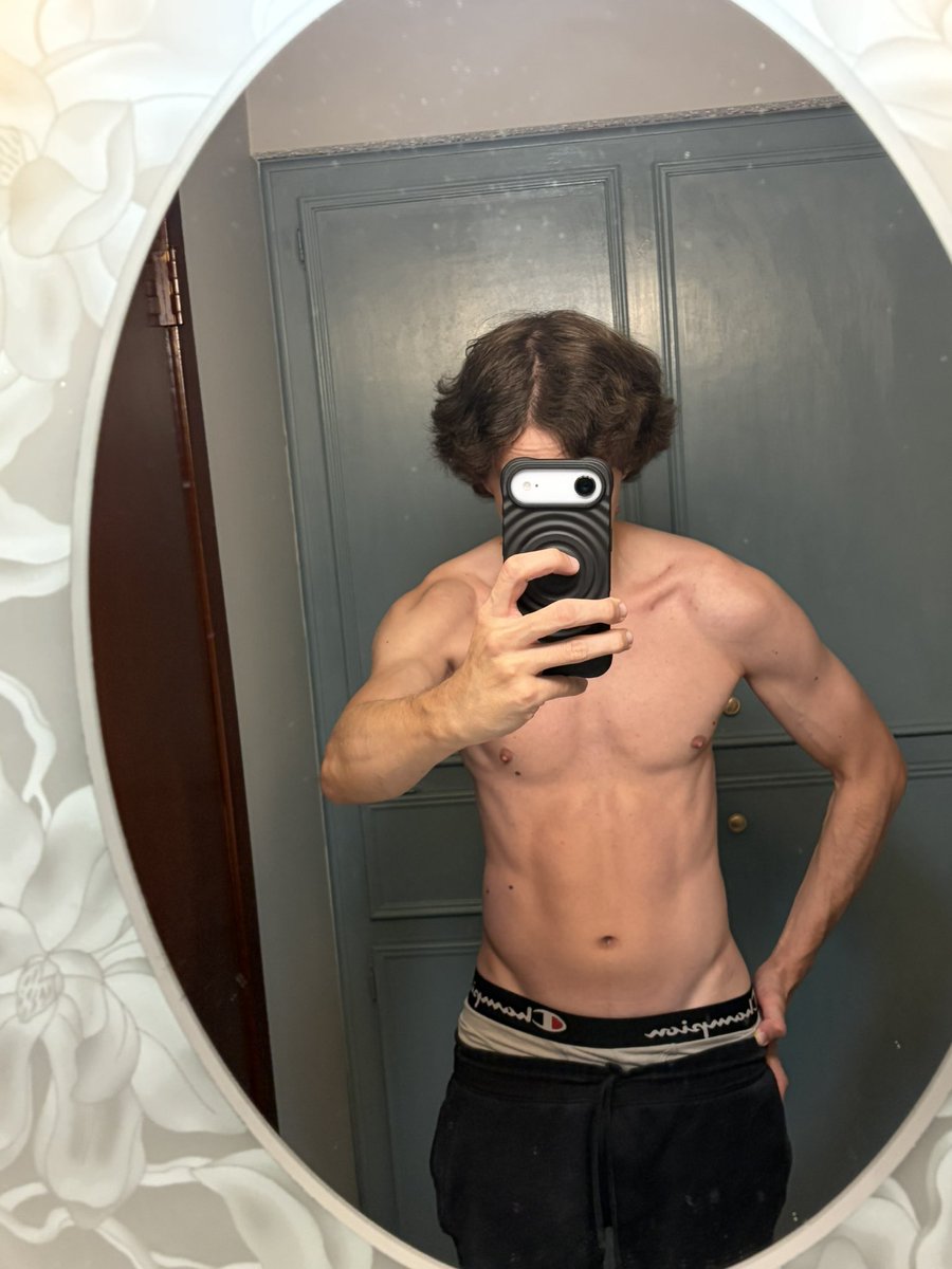 F1LTHYFLEET's tweet image. Chat make sure you workout tonight before you sleep. If I can do it so can you. Check out the back gains!  🤠🤞#Thegrinddontstop #FitnessForLife #Fit 
Motivation: @fousey @stevewilldoit @ShaneStoffer