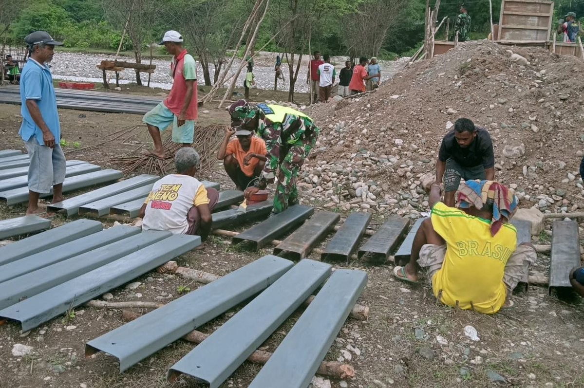 Kodam9Udayana's tweet image. Gotong Royong TNI dan Warga, Pengecatan Glagar Jembatan Garuda di TTU Dikebut

#Kodim1618 #TTU #JembatanGaruda #TNIManunggal #GotongRoyong