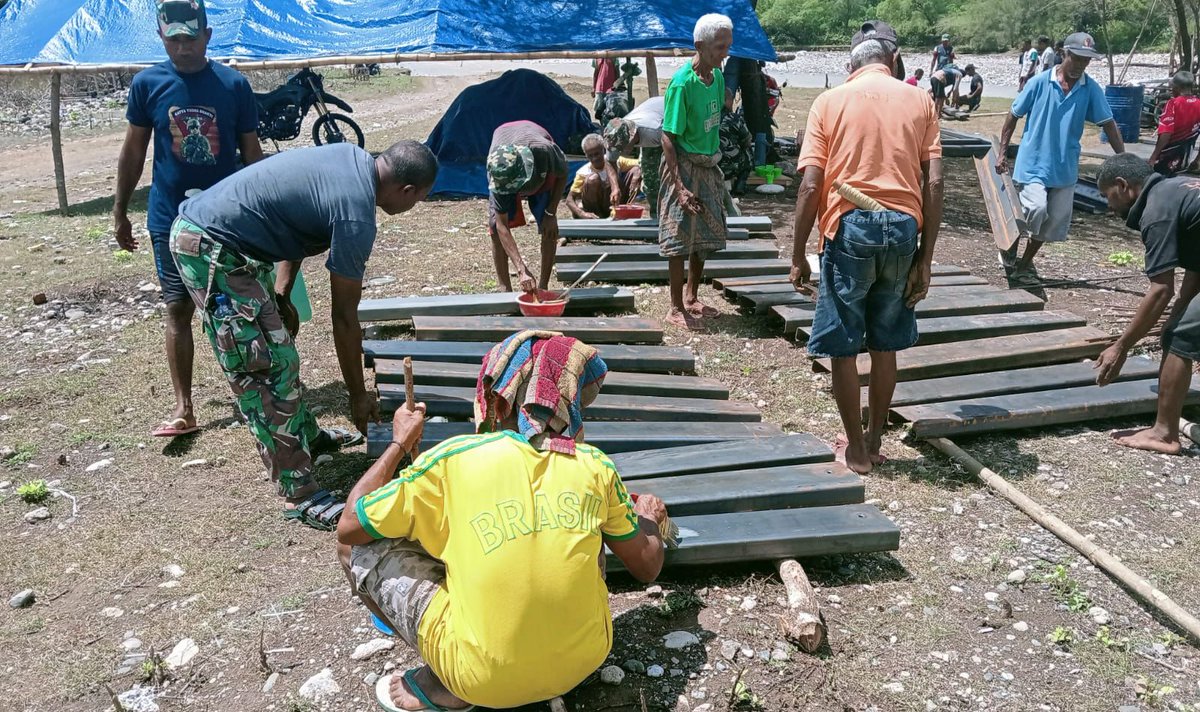 Kodam9Udayana's tweet image. Gotong Royong TNI dan Warga, Pengecatan Glagar Jembatan Garuda di TTU Dikebut

#Kodim1618 #TTU #JembatanGaruda #TNIManunggal #GotongRoyong