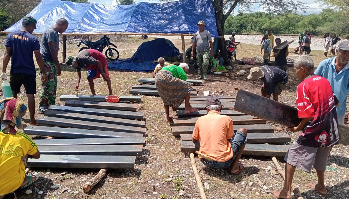 Kodam9Udayana's tweet image. Gotong Royong TNI dan Warga, Pengecatan Glagar Jembatan Garuda di TTU Dikebut

#Kodim1618 #TTU #JembatanGaruda #TNIManunggal #GotongRoyong