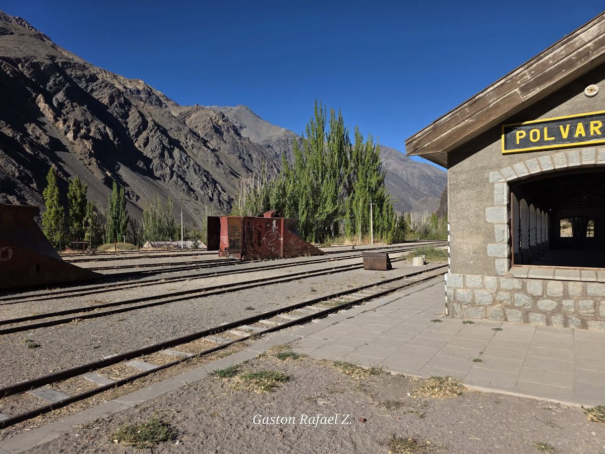 🚂🇦🇷Cuando el Tren Transandino paraba en la Estación Polvaredas en la decada del 70. La gente se la ve feliz  
En la 2° Foto de hace unos días se puede observar a la misma estación muerta sin gente, sin vida.  

Sin trenes y con el Liberalismo de milei sin rutas. Me deprime 😪