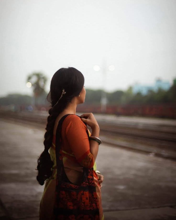 जो स्त्रियाँ..! 
दिन रात दौड़ रही हैं..
संघर्ष की राहों में..
उन स्त्रियों के श्रृंगार,
सुंदरता 
और 
कोमलता की नहीं..
बल्कि मजबूती की तारीफ़ होनी चाहिए.. 😑
खैर.. 🤦
जय श्री राधे ♥️