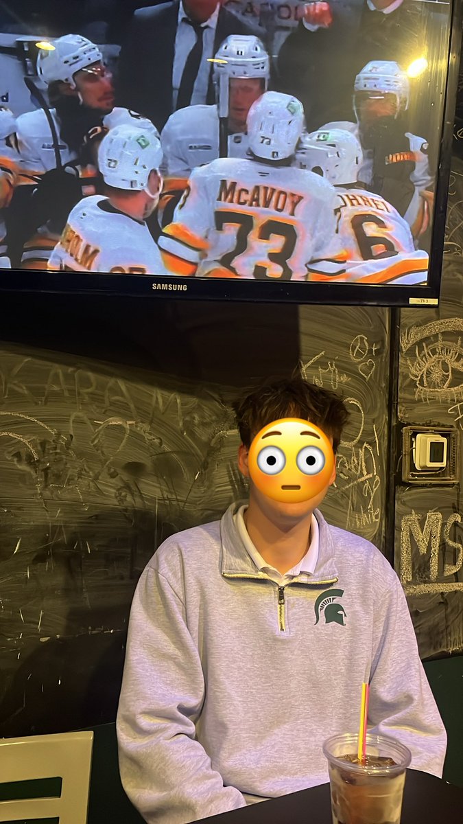 Ron_Mexico22's tweet image. My roommate can’t find money to pay for bills but the second he sees touch tunes at the bar he can buy $20 of credits. #Cheap #Grinder #ThugItOut