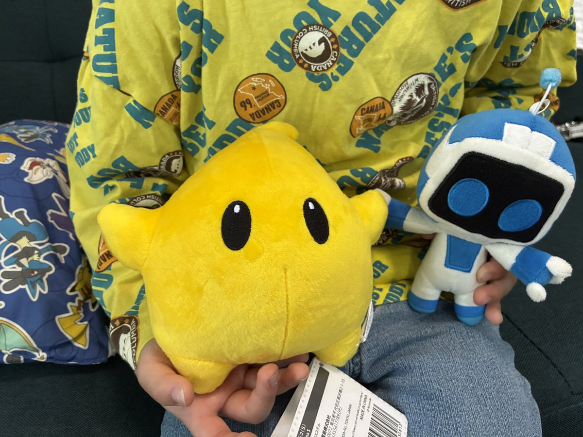 Anzu's tweet photo. ソニーと任天堂が４歳児の手の中で戦っていますねぇ。 https://t.co/L5rKEMxoPS