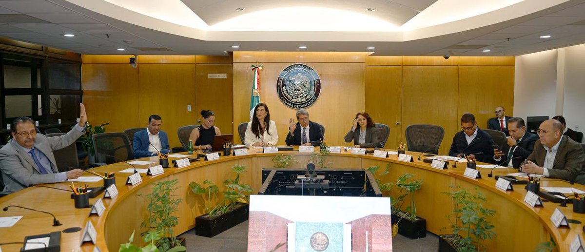 Hace unos momentos, en la JUCOPO, acordamos por mayoría someter al Pleno de la Cámara de <a href="/Mx_Diputados/">H. Cámara de Diputados</a> la propuesta para la elección de tres consejerías del INE.
Se pondrán a consideración los perfiles de Blanca Yassahara Cruz García, Frida Denisse Gómez Puga y Arturo Manuel