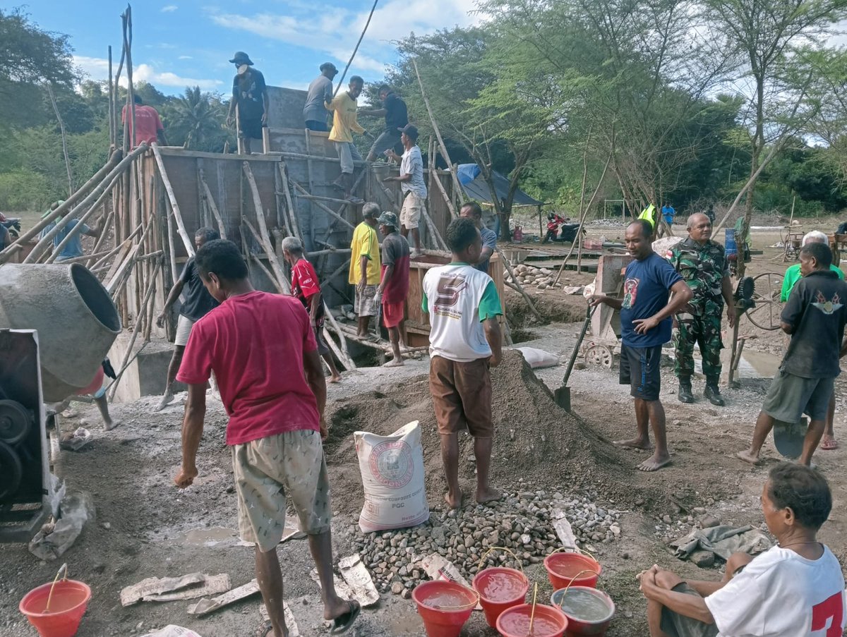 Kodam9Udayana's tweet image. Tahap Krusial Dimulai, Kodim 1618/TTU dan Warga Cor Tiang Angkur Jembatan Garuda

#Kodim1618 #TTU #JembatanGaruda #TNIManunggal #PembangunanDesa