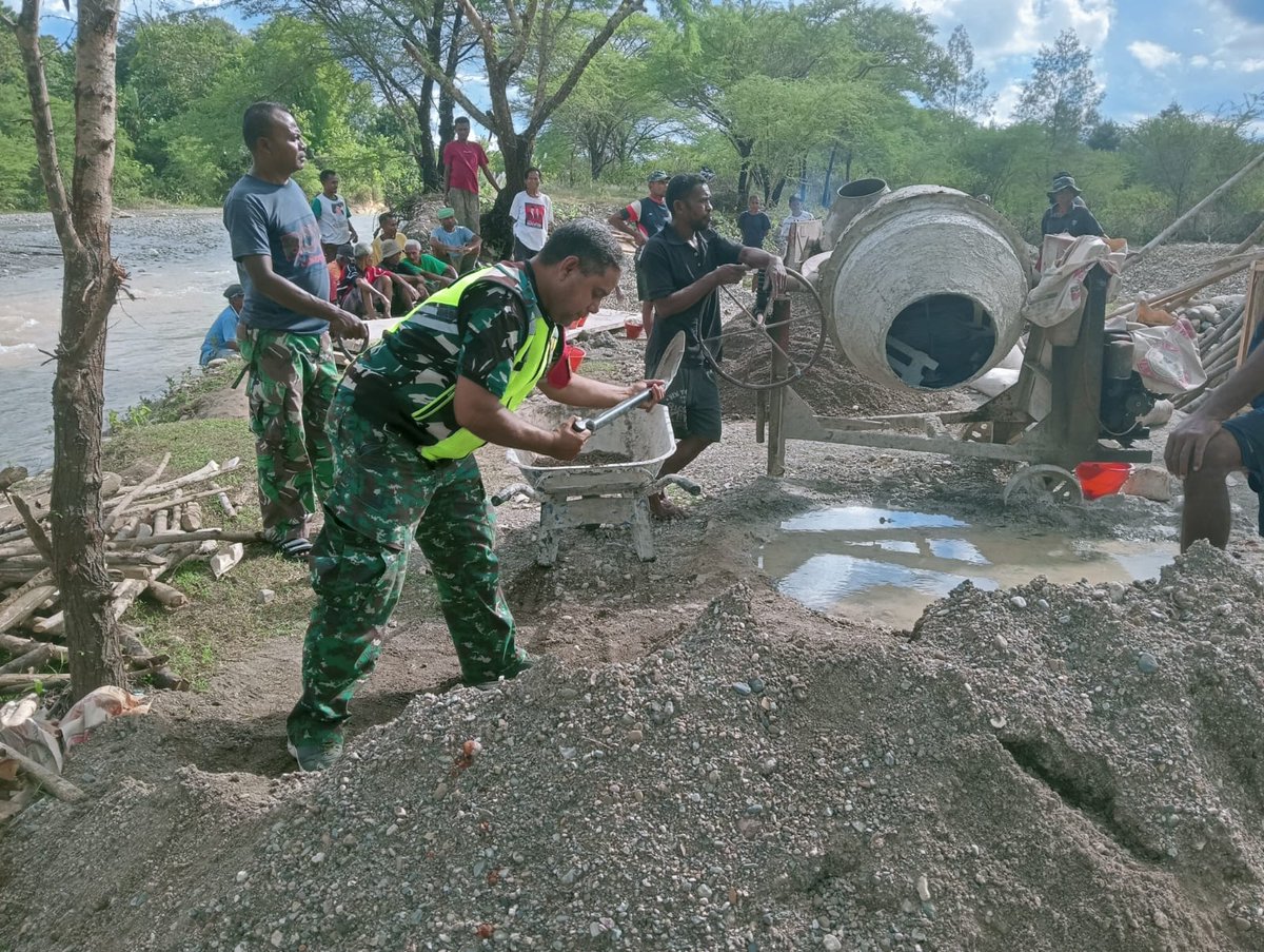 Kodam9Udayana's tweet image. Tahap Krusial Dimulai, Kodim 1618/TTU dan Warga Cor Tiang Angkur Jembatan Garuda

#Kodim1618 #TTU #JembatanGaruda #TNIManunggal #PembangunanDesa