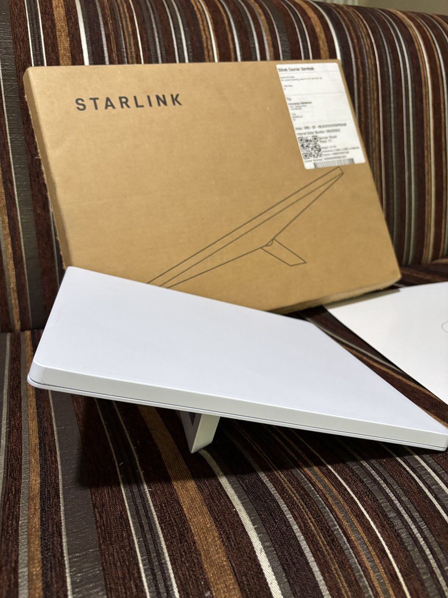 usbakon's tweet photo. @WhyTeeEn @Starlink Of course.

It comes with the Starlink Mini dish, an extra back piece if you want to mount it to a pipe, a power cable, and a power brick. That’s it.

It doesn’t come with a separate WiFi router like the Starlink Standard. The Mini dish has a built-in WiFi router. https://t.co/Be70LLvBye