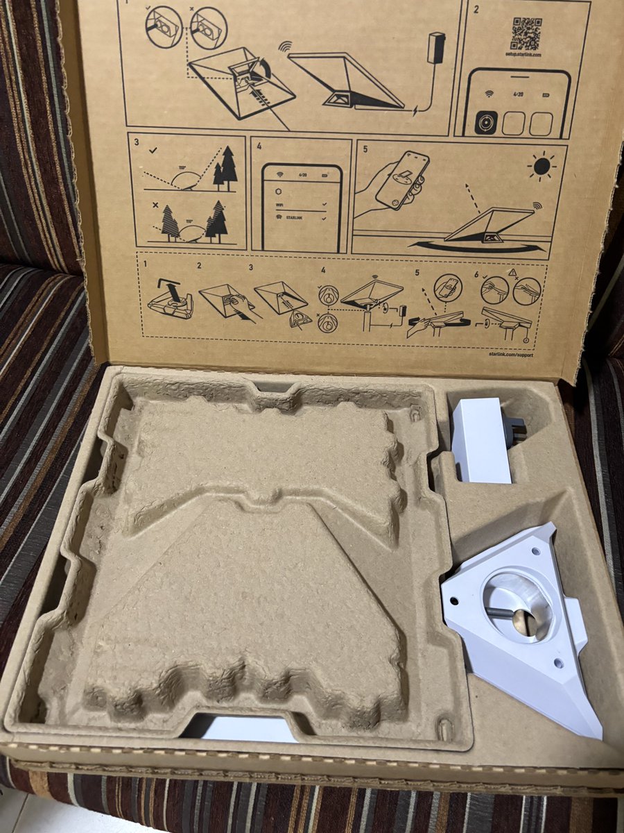 usbakon's tweet photo. @WhyTeeEn @Starlink Of course.

It comes with the Starlink Mini dish, an extra back piece if you want to mount it to a pipe, a power cable, and a power brick. That’s it.

It doesn’t come with a separate WiFi router like the Starlink Standard. The Mini dish has a built-in WiFi router. https://t.co/Be70LLvBye
