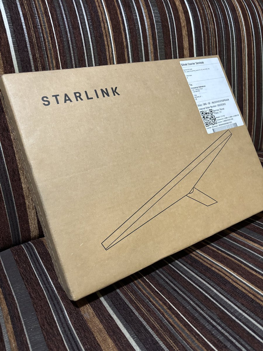 usbakon's tweet photo. @WhyTeeEn @Starlink Of course.

It comes with the Starlink Mini dish, an extra back piece if you want to mount it to a pipe, a power cable, and a power brick. That’s it.

It doesn’t come with a separate WiFi router like the Starlink Standard. The Mini dish has a built-in WiFi router. https://t.co/Be70LLvBye