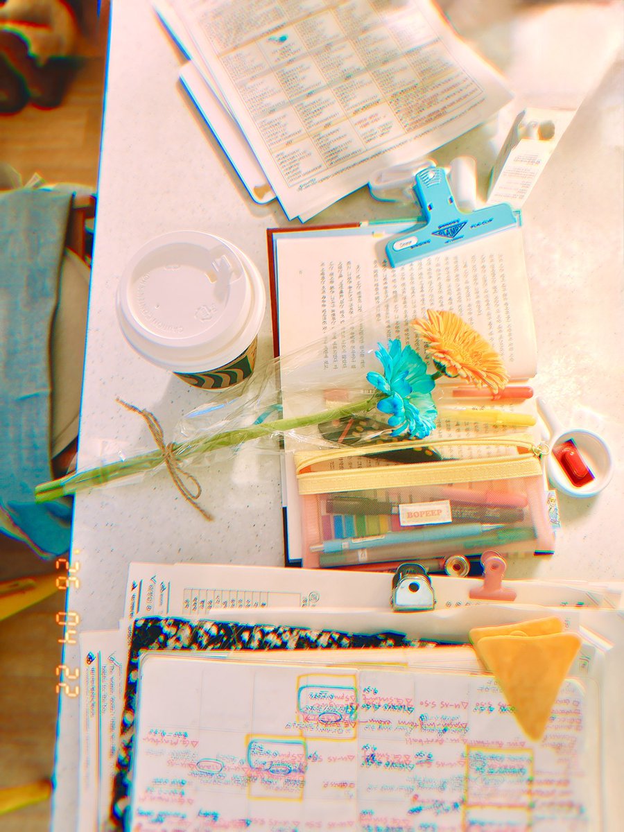 DrewVanilla_'s tweet image. 일어나니(지금) 내 책상 위에 커피와 꽃을 올려둔 어떤 영국 사람🌹🐒 #April22 #wednesday