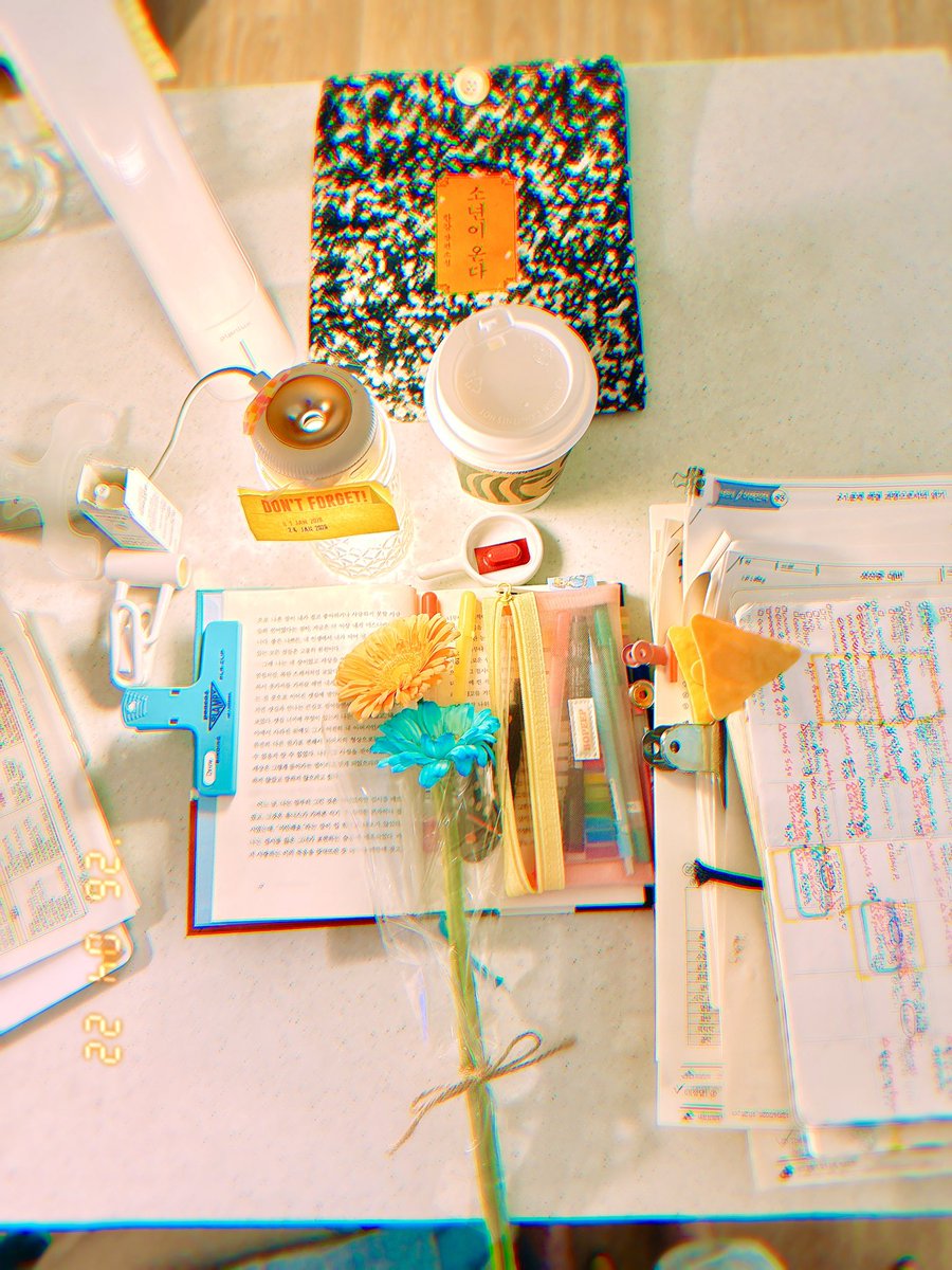 DrewVanilla_'s tweet image. 일어나니(지금) 내 책상 위에 커피와 꽃을 올려둔 어떤 영국 사람🌹🐒 #April22 #wednesday