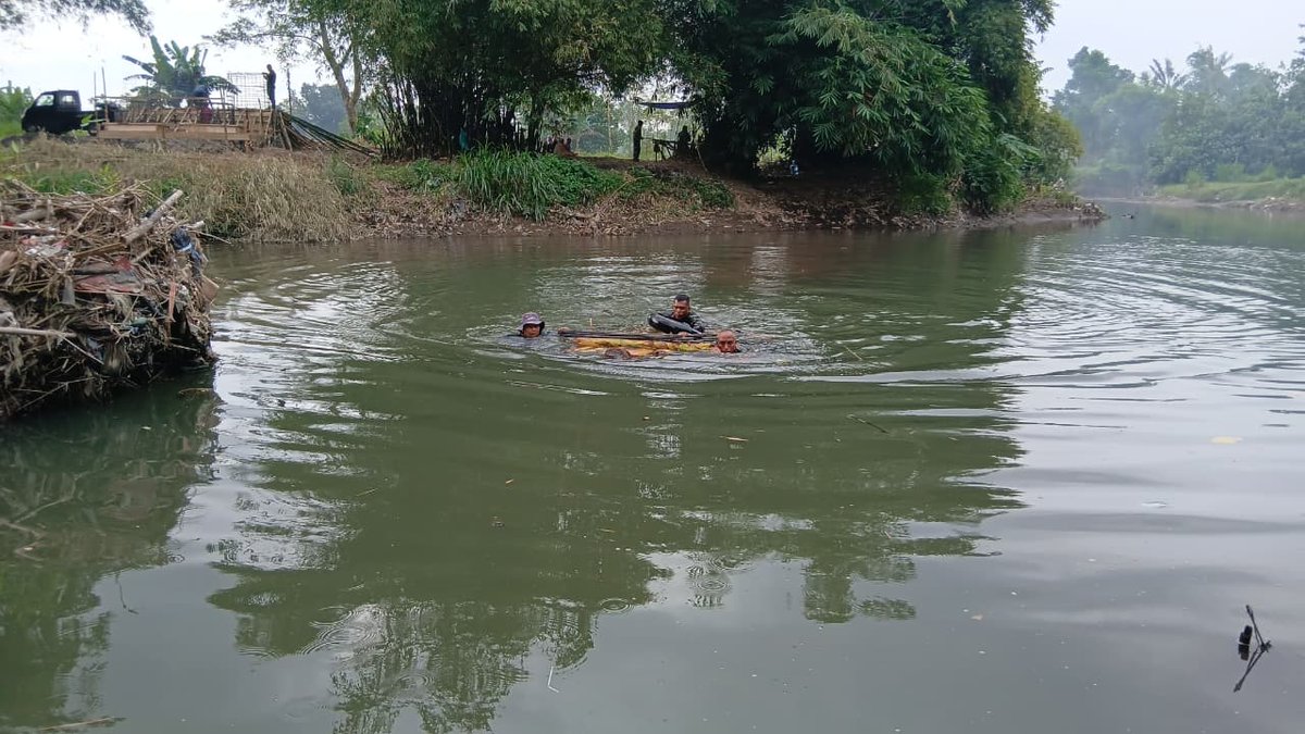 Kodam9Udayana's tweet image. Rakit Pisang Jadi Andalan, Perjuangan Prajurit Bangun Jembatan Garuda di Lombok Barat

#Kodim1606 #LombokBarat #JembatanGaruda #TNIManunggal #GotongRoyong