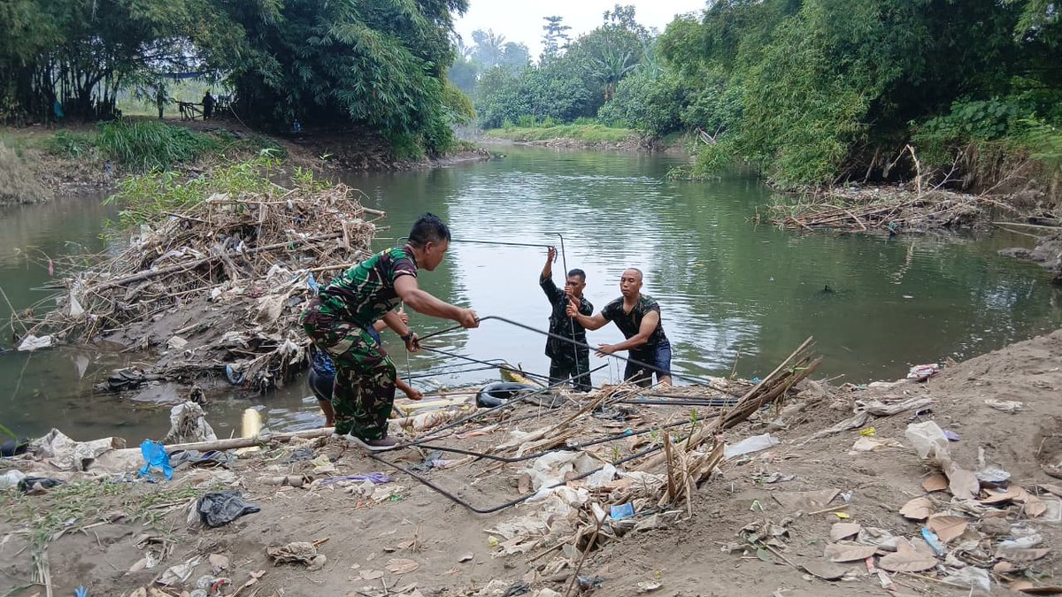 Kodam9Udayana's tweet image. Rakit Pisang Jadi Andalan, Perjuangan Prajurit Bangun Jembatan Garuda di Lombok Barat

#Kodim1606 #LombokBarat #JembatanGaruda #TNIManunggal #GotongRoyong