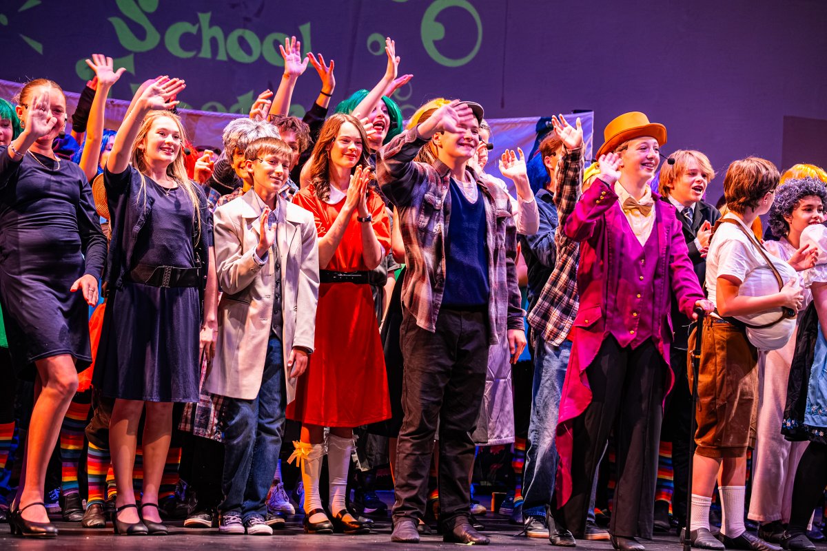 ErieMiddle's tweet photo. We are still celebrating our great weekend of Willy Wonka performances. EMS students are SO talented. Such a fantastic show...and even audience members had a chance to get a golden ticket! #StVrainAdvantage @SVVSDsupt @DPerfettiDeany https://t.co/fHxuCYyznB