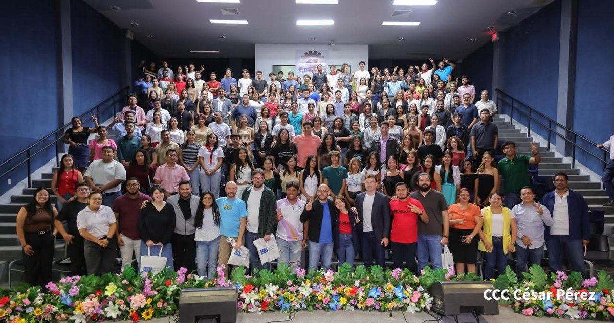 🎙️🤝 Hermanos Comunicadores de RT en Español junto a estudiantes de las Universidades Pueblo Presidente. 🎓📚

📍 El encuentro se desarrolló en el Auditorio Salomón de la Selva de la UNI. ✨