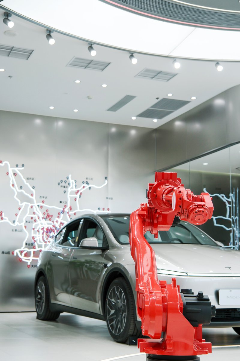 Tesla_Asia's tweet photo. Check out Tesla Bot and robotic arm in the new Tesla store in Beijing🦾
📍Hopson One, Beijing 🚗🤖 https://t.co/XXQf7an8bq