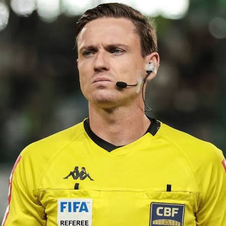 Daiane Muniz foi a árbitra de vídeo que recomendou revisão no terceiro gol do Vasco.

Lance CLARO de disputa de bola que essa ignóbil alegou falta. E o FROUXO do Ramon Abatti Abel seguiu com ela.

Injustificável o assalto que o <a href="/VascodaGama/">Vasco da Gama</a> acaba de sofrer. Vergonha <a href="/CBF_Futebol/">brasil</a>