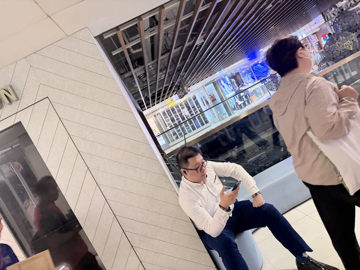 glasses man tweet media