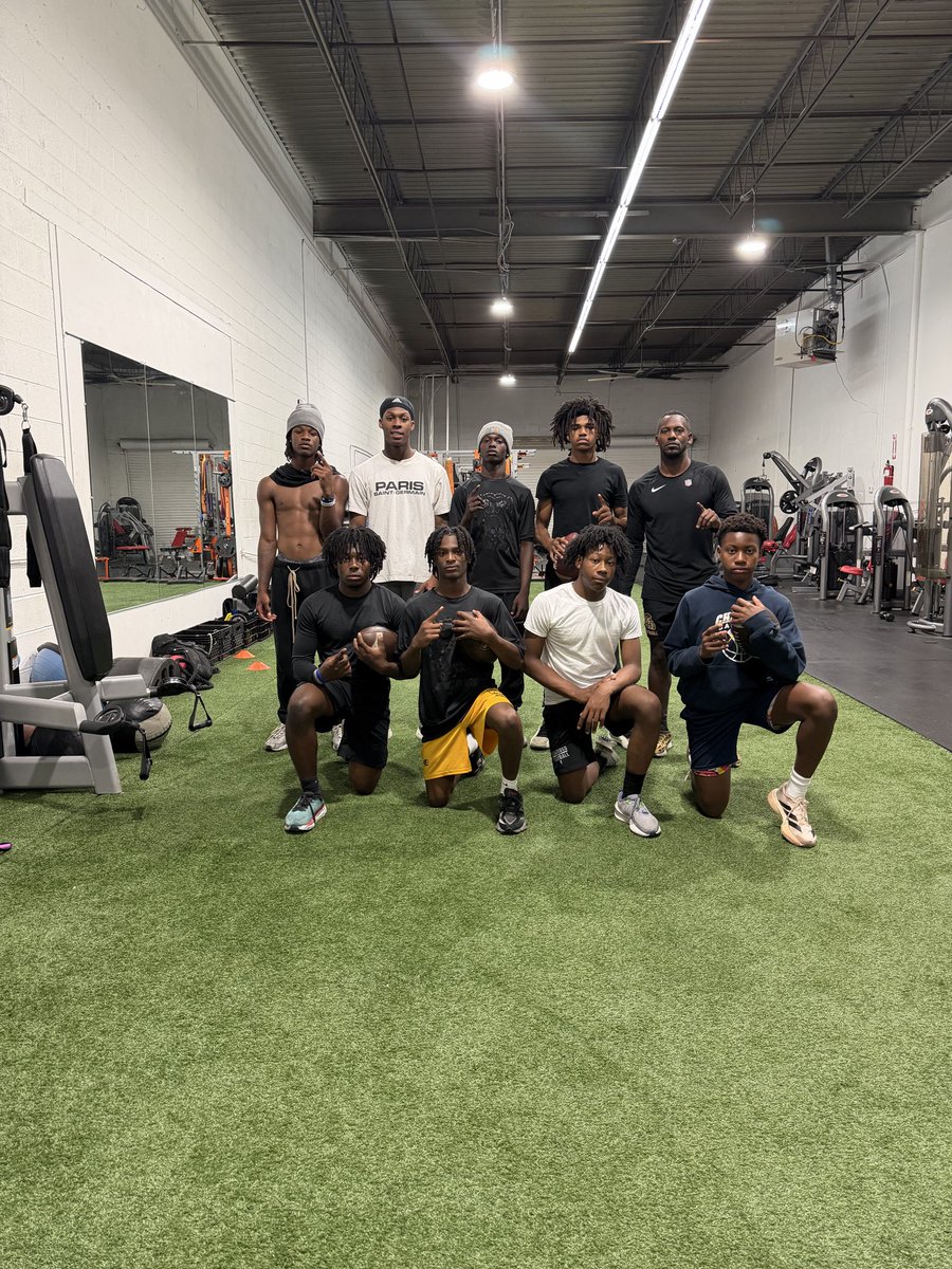 CoachStro84's tweet photo. Tuesday Catching Session‼️ #StroLab #RouteRunning #WRTraining @d1_tim16 @Armanimyco @kayden5miller @lil_yo_1 @Justin_2shifty @iamtorrencecook @Zairestrozier https://t.co/Ese81o6uX9