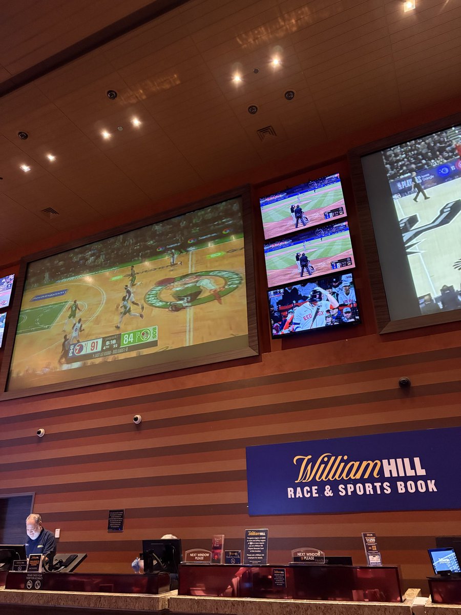 WizardOddsShow's tweet image. the TVs at this Vegas sportsbook are so old, I swear their from the Clinton Administration days! 

@GoldenKnights 

#vegas #lasvevas #forgedingold