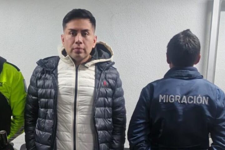 CorteInforma's tweet image. #QUITO | El exjuez Christian Luvin Quito Carpio enfrenta un nuevo pedido de prisión preventiva. La medida surge tras intentar salir ilegalmente del país pese a tener prohibición. #Fiscalía lo procesa por incumplir decisiones judiciales y por el caso “#Fachada”. El intento de fuga